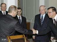 接班还是过渡？普京与祖布科夫（右）握手。