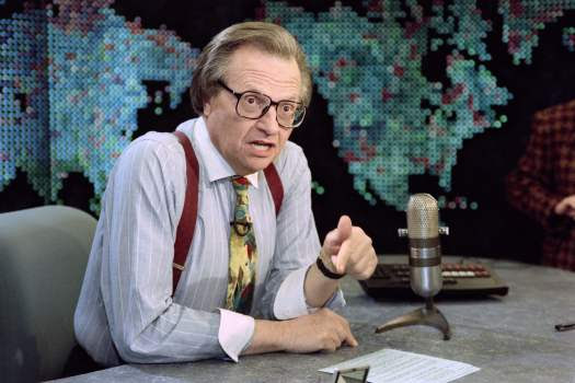 US television and radio host Larry King gives an interview to AFP on the television set of his talk show at CNN in Washington on December 7, 1995. (Photo by Joyce NALTCHAYAN / AFP) (Photo by JOYCE NALTCHAYAN/AFP via Getty Images)