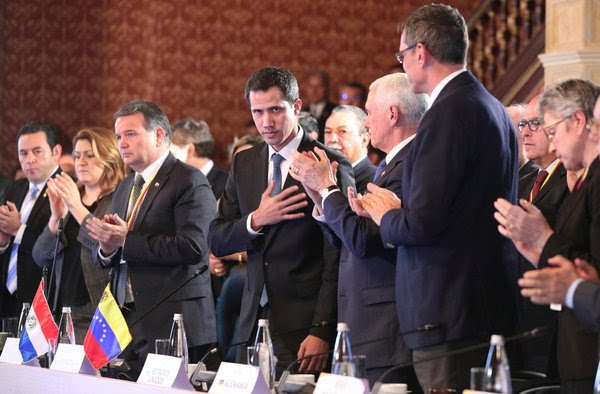 El presidente encargado de Venezuela, Juan Guaidó, y el vicepresidente estadounidense, Mike Pence, el lunes en Bogotá, Colombia, durante una reunión del Grupo de Lima