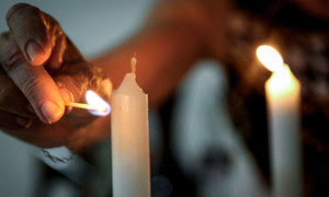 Freddy Glatt realiza el Hadlakat Nerot, el ritual judío de encender velas al anochecer.