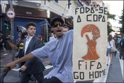 Un joven sostiene una pancarta contra la FIFA en Sao Paulo.