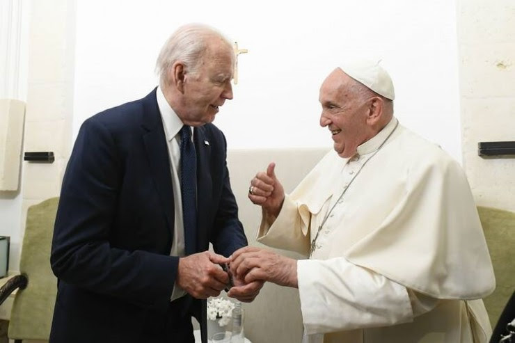 Đức Thánh Cha Phanxicô bày tỏ dấu hiệu ủng hộ Tổng thống Hoa Kỳ Joe Biden trong cuộc gặp riêng bên lề hội nghị thượng đỉnh Nhóm Bảy nước ở Borgo Egnazia, vùng Puglia phía nam nước Ý, ngày 14 tháng 6 năm 2024 (Ảnh: CNS/Vatican Media)