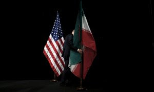 Bandera estadounidense junto a la bandera iraní. / Reuters
