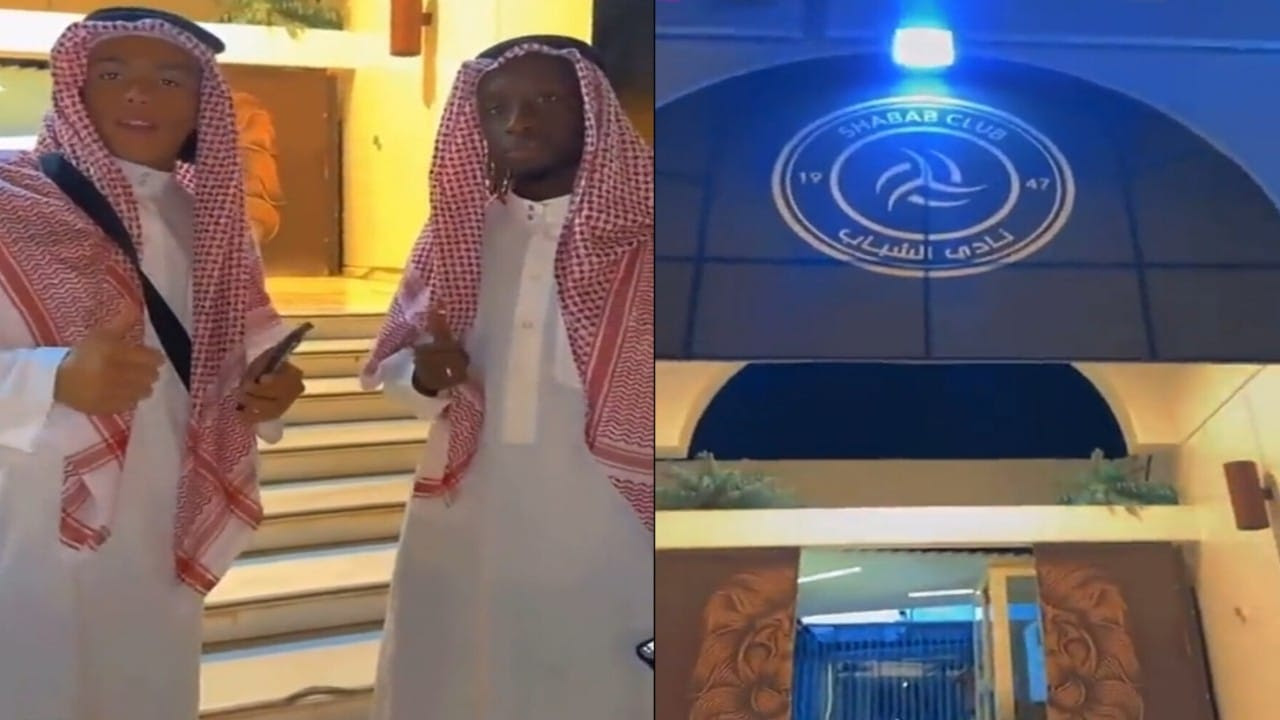 شاهد وفد فرنسي يرتدي الزي السعودي ويلتقط صور تذكارية بجانب مقر نادي الشباب