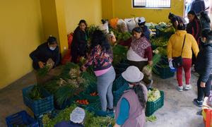 Distribución de comida en uno de los comedores sociales del barrio de Chorrillos, en Lima, Perú