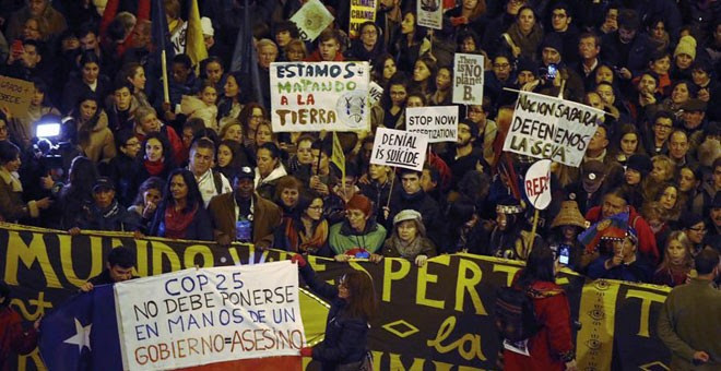 Miles de personas participan en la Marcha por el Clima en Madrid, que Greta Thunberg ha abandonado por motivos de seguridad. / EFE
