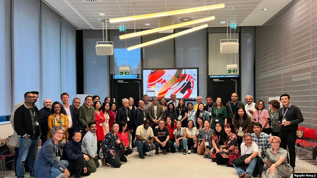 BBC Tiếng Việt cùng một số ban châu Á khác tổ chức buổi chia tay hôm 22/9 tại trụ sở của BBC ở London, đánh dấu chấm hết cho chương sử kéo dài nhiều thập niên mà trong trường hợp của BBC Tiếng Việt là hơn 70 năm.