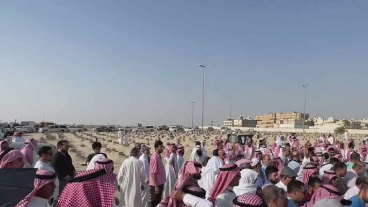 بالفيديو: أهالي الأحساء يشيعون 5 جثامين لأفراد العائلة الأردنية المتوفين إثر حادث سير