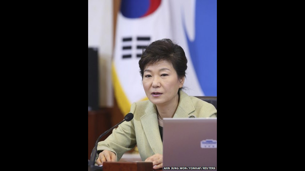 La presidenta surcoreana, Park Geun-hye, habla durante una reunión de gabinete en la Casa Azul presidencial en Seúl el 10 de diciembre 2013. Reuters