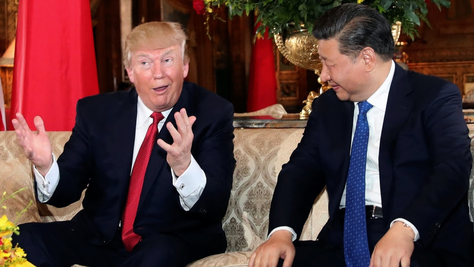 US President Donald Trump talks with Chinese President Xi Jinping as Xi arrives for dinner at the start of their summit at Trump’s Mar-a-Lago estate in West Palm Beach, Florida, April 6, 2017.