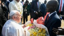 Papa Francesco riceve il saluto di un bambino al suo arrivo in Sud Sudan