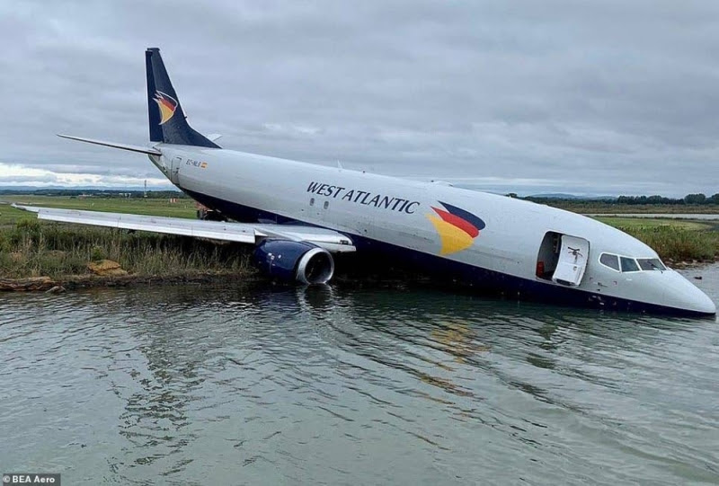 حادث غريب.. شاهد طائرة شحن فرنسية تهبط في نهر مونبيلييه
