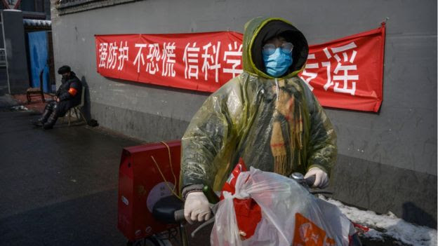 Một phụ nữ ở Bắc Kinh trên đường từ cửa hàng thực phẩm về nhà. Hình chụp hôm 7/2