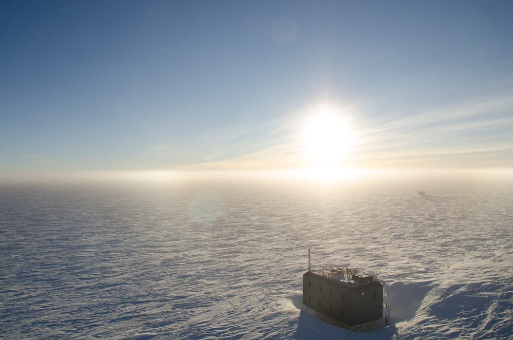 foto aerea di un edificio su un campo di neve