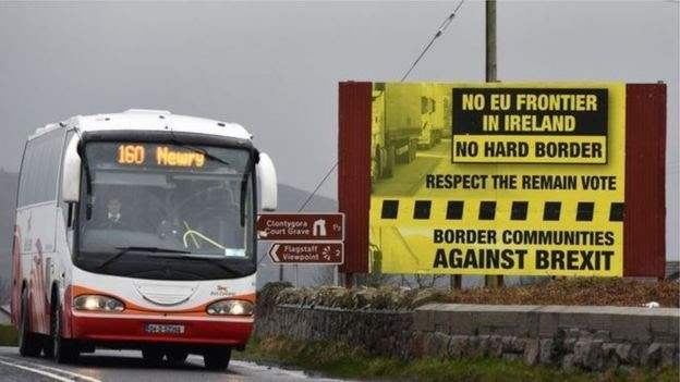 Cartaz de protesto contra o Brexit e mudanças na fronteira irlandesa