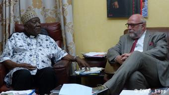 Kamerun Treffen Kardinal Christian Tumi mit Günter Nooke (DW/D. Köpp)