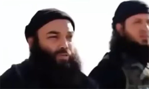 Người được cho là Abu Hassan al-Muhajir (bên trái), phát ngôn viên của IS và cánh tay phải của thủ lĩnh Baghdadi, cùng một phần tử IS khác. Ảnh: TImes of Israel.