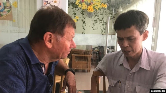 Ông Andre Menras và Nhà báo Độc lập Phạm Chí Dũng tại Sài Gòn, tháng 4/2019. Photo Facebook Menras Andre.