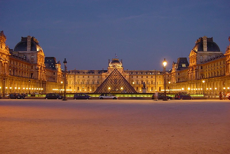 باريس : مدينة الانوار 800px-Louvre_at_night_centered