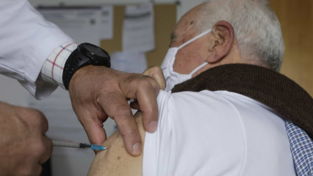 Estudo: 95% dos idosos adquirem proteção após segunda dose de vacina
