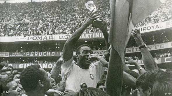Pelé ergue a taça Jules Rimet no Estádio Azteca, depois de a seleção brasileira derrotar a Itália na final da Copa do Mundo de 1970, por 4 a 1