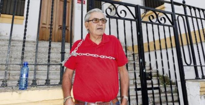 El manifestante se llama Francisco Gómez, militante del PSOE desde hace 40 años. .- EFE