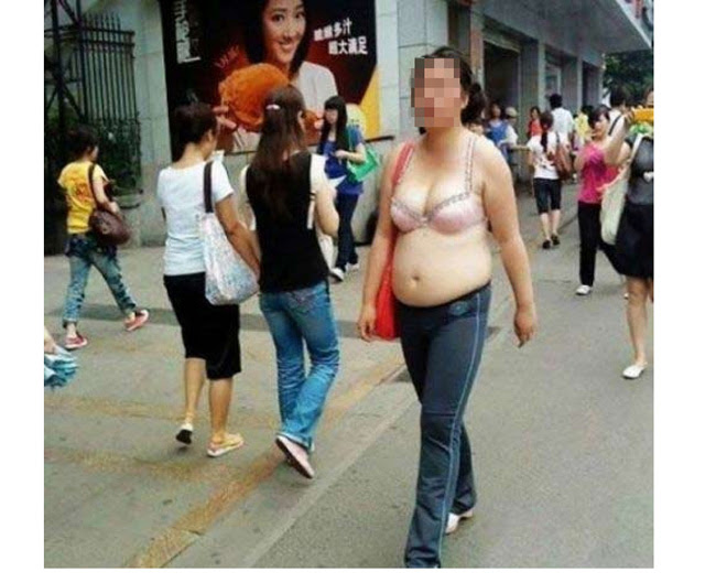 Vì thời tiết nóng nực, người phụ nữ này tự tin mặc nội y cùng quần dài ra phố.