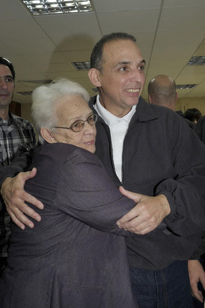 Nuestro héroe Antonio Guerrero (D)), con su madre Mirta(I), a su arrivo a la patría, en La Habana, el 17 de diciembre de 2014. AIN FOTO/ Estudios Revolución