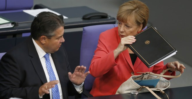 El vicecanciller  Sigmar Gabriel, con la canciller alemana Angela Merkel, en un debate del Bundestag sobre los refugiasdos. REUTERS/Hannibal Hanschke
