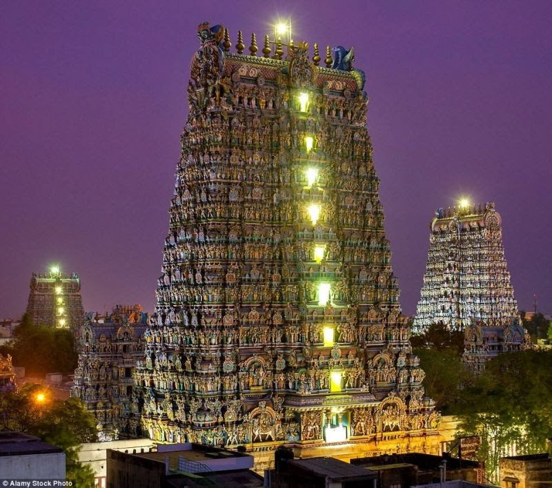 Đền Sri Ranganathaswamy huyền ảo và lấp lánh khi đêm xuống.