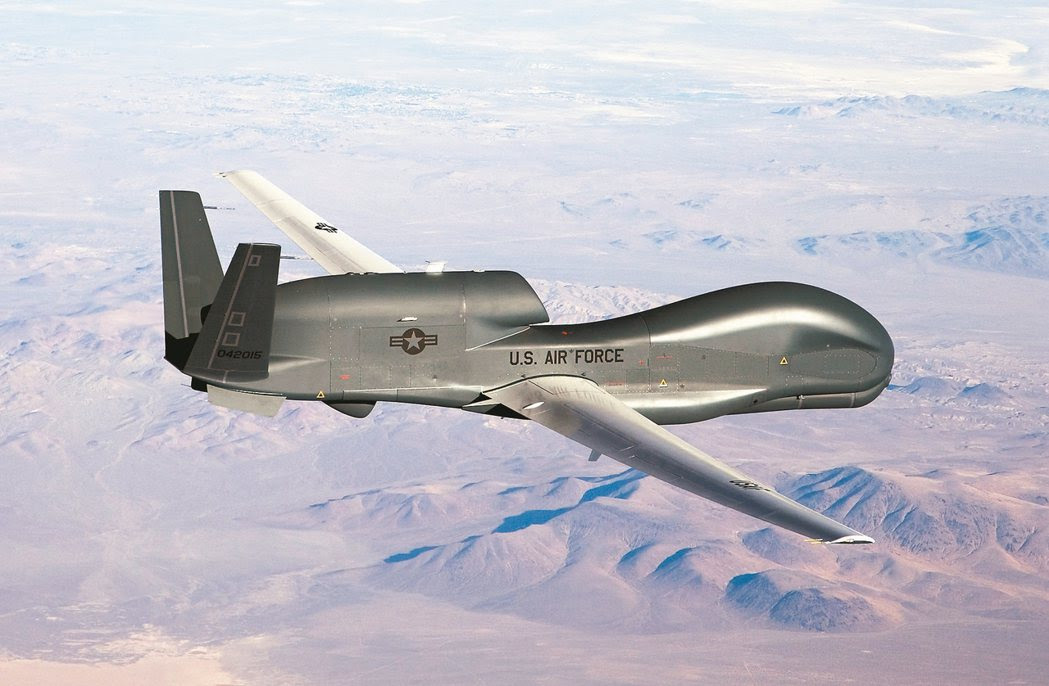 RQ-4「全球之鷹」是當今世上最精密的無人偵察機，可以在目標區上空停留一晝夜以上...