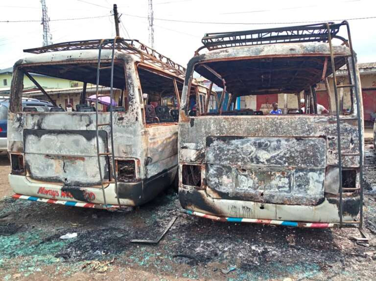 Des cars incendiés à Buéa, dans le Sud-Ouest camerounais, après des affrontements le 10 juillet 2018.