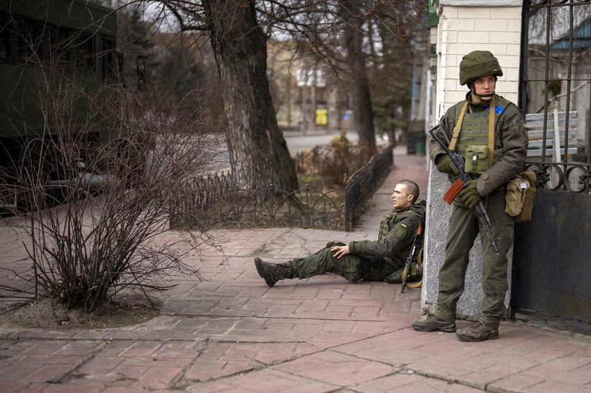 Ảnh: Ukraine bài binh bố trận ở Kiev để "nghênh đón" quân Nga - 1