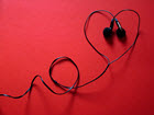 Cables de auriculares formando un corazón