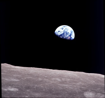 Primera foto de la Tierra en color. Fue tomada por la misión Apollo 8 orbitando alrededor de la Luna.
