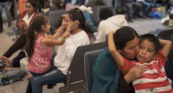 Escenas de familias migrantes en terminales de autobuses y a bordo