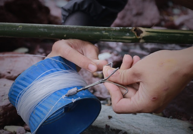 Hà Tĩnh: Hàng trăm người săn cá dưới chân tràn hồ Kẻ Gỗ - 5