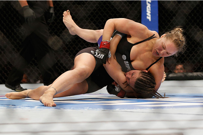Rousey derriba a Davis en UFC 175