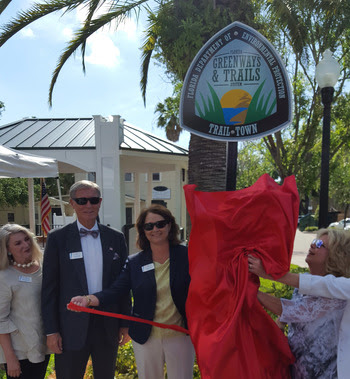 Dunedin officials unveil trail town sign