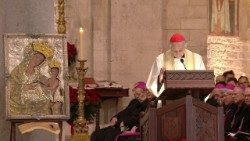 Il cardinale Zuppi alla veglia di preghiera per la pace a Bari