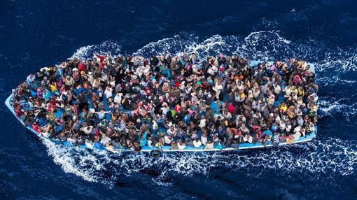 Refugiados africanos son conducidos a tierra tras ser rescatados por la Armada italiana el 8 de junio de 2014