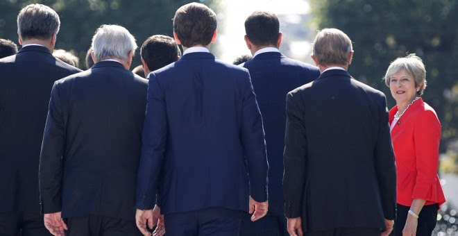 La primera ministra británica, Theresa May, junto a los líderes de la UE en la cumbre de Salzburgo (Austria). / REUTERS LISI NIESNER