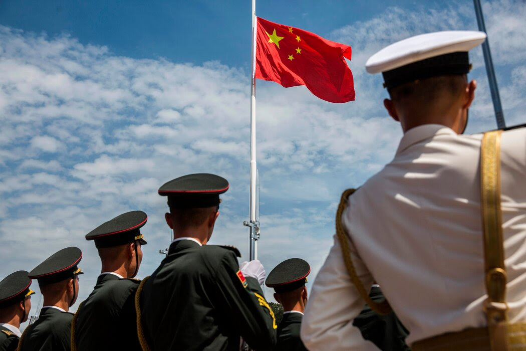 6月，香港一个仪式上的中国人民解放军。