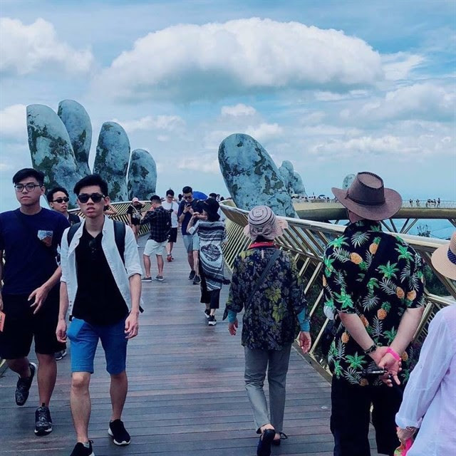 Ngắm tiên cảnh từ cây cầu vàng được nâng đỡ bởi đôi bàn tay khổng lồ siêu ấn tượng ở Đà Nẵng - Ảnh 8. Ngắm tiên cảnh từ cây cầu vàng được nâng đỡ bởi đôi bàn tay khổng lồ siêu ấn tượng ở Đà Nẵng - Ảnh 8.