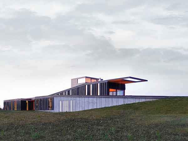 topo-house-blue-mounds-wisconsin-johnsen-schmaling-architects