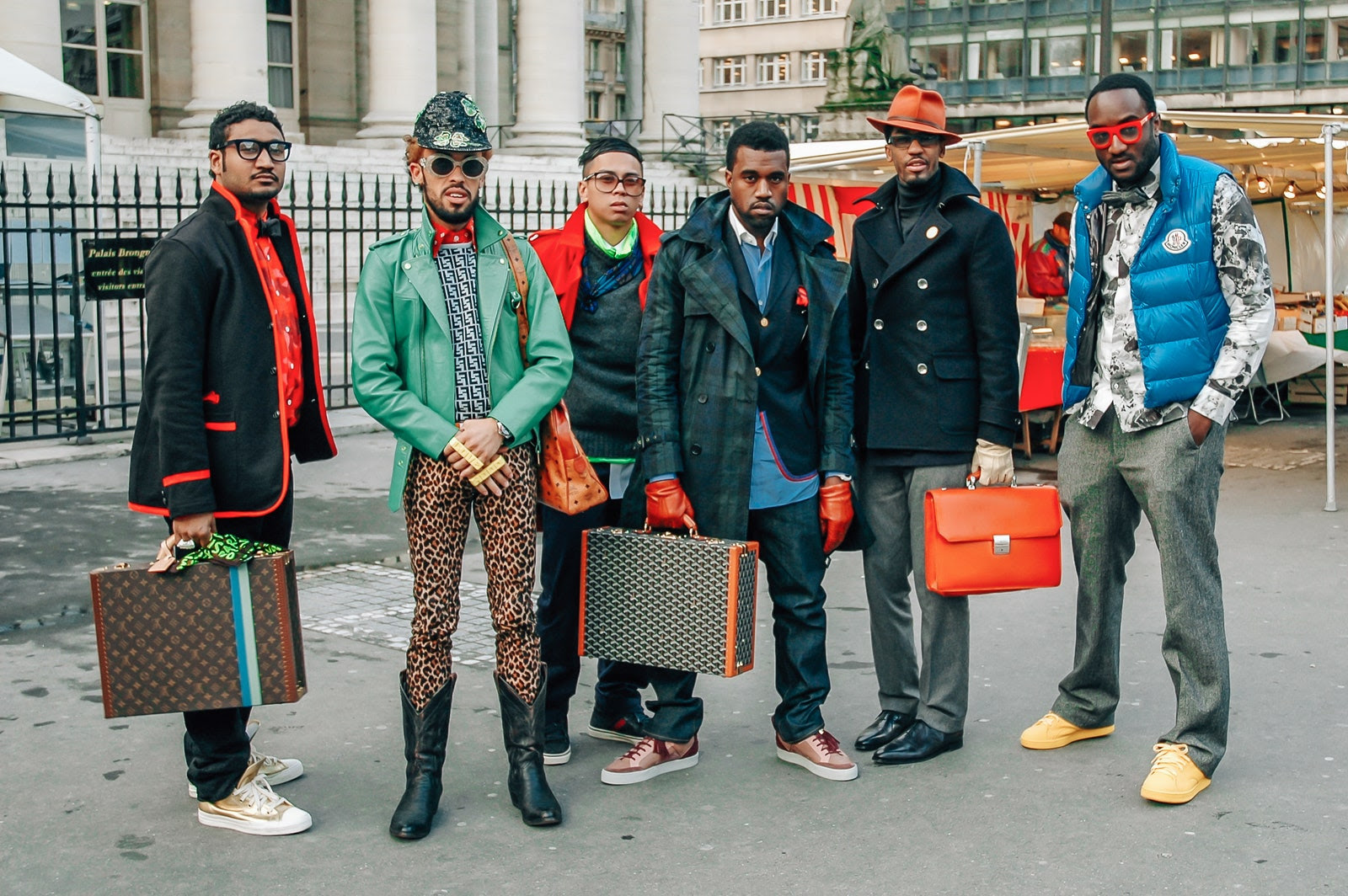 La imagen puede contener Ropa Vestimenta Calzado Zapato Persona humana Kanye West Chaqueta Abrigo y Fonzworth Bentley