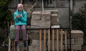  Ужасы войны в Украине. Девятилетняя девочка отдыхает, помогая матери убирать дом, большая часть которого была разрушена в результате обстрелов в Чернигове, Украина.