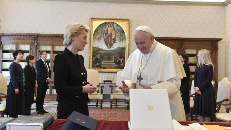 Papa Francesco con Ursula von der Leyen, presidente della Commissione Europea