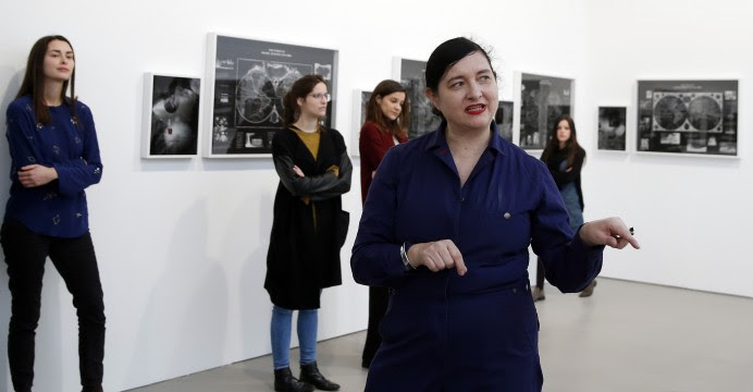 A artista plástica belga Ana Torfs fala durante uma visita guiada à imprensa à sua exposição individual "Echolalia", 10 de março de 2016 no Centro de Arte Moderna - Fundação Calouste Gulbenkian em Lisboa. TIAGO PETINGA/LUSA