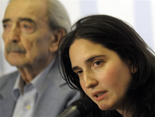 Juan Gelman y su nieta Macarena en Uruguay. Foto: AP